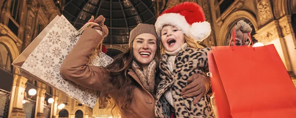 母亲和女儿与欢乐的圣诞购物袋 — 图库照片