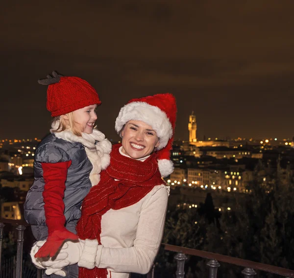 Lycklig mor och dotter turister i julen hattar i Florens — Stockfoto