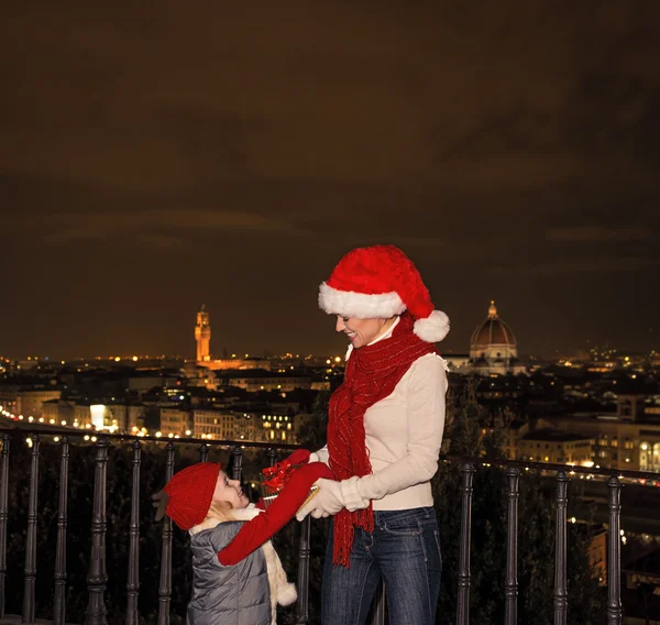 Mother and daughter in Christmas hats in Florence, Italy playing — Φωτογραφία Αρχείου