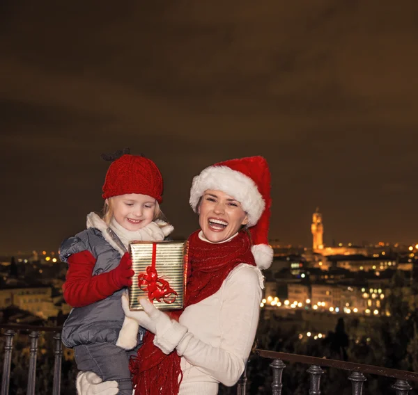 Anne ve çocuk turist Noel hediyesi ile Floransa'da kutu — Stok fotoğraf