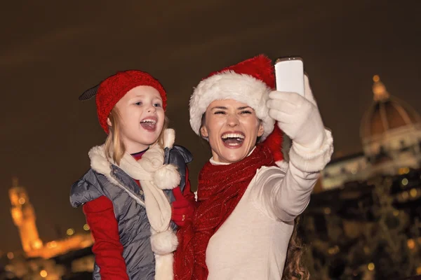 Mother and child in Christmas hats taking selfie in Florence — Stockfoto