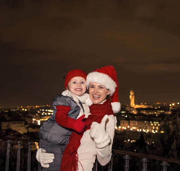 Anne ve kızı Yaşasın İtalya gösterilen Noel şapka içinde — Stok fotoğraf