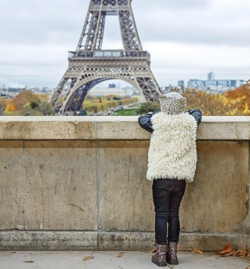 Paris, Fransa'da modern kız arkasından gördüm