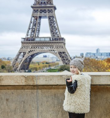 mutlu son moda çocuk Eyfel Kulesi sormak için aradım. Paris, Fransa