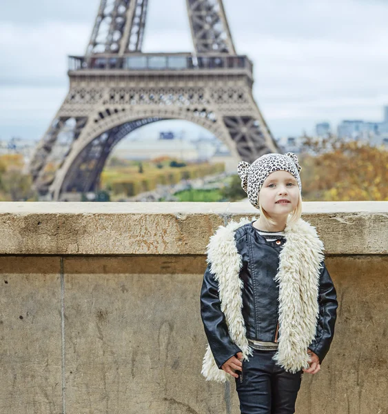 Modern child standing against Eiffel tower in Paris, France — ストック写真