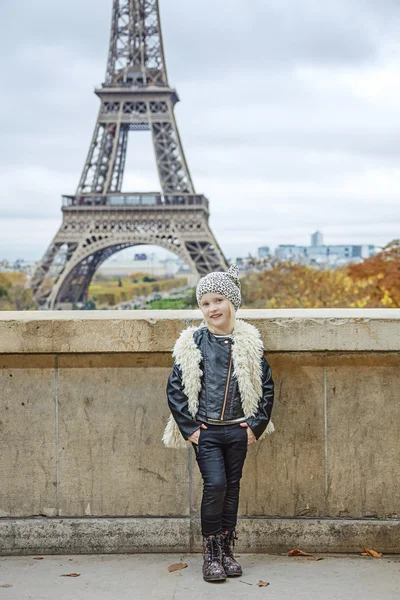 Glimlachend trendy kind voor de Eiffeltoren in Parijs, Frankrijk — Stockfoto