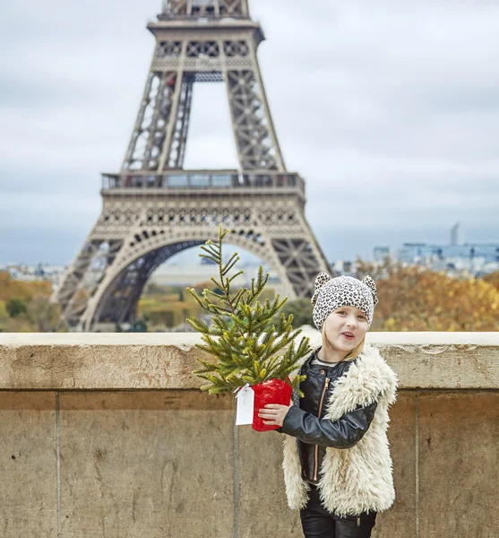 Menina com árvore de Natal em frente à Torre Eiffel em Paris — Fotografia de Stock