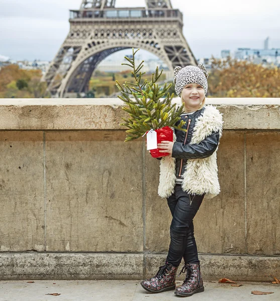 Felice ragazza moderna con albero di Natale a Parigi, Francia — Foto Stock