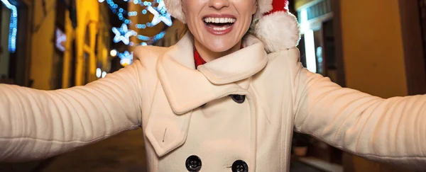 Mulher feliz no Natal em Florença, Itália levando selfie — Fotografia de Stock