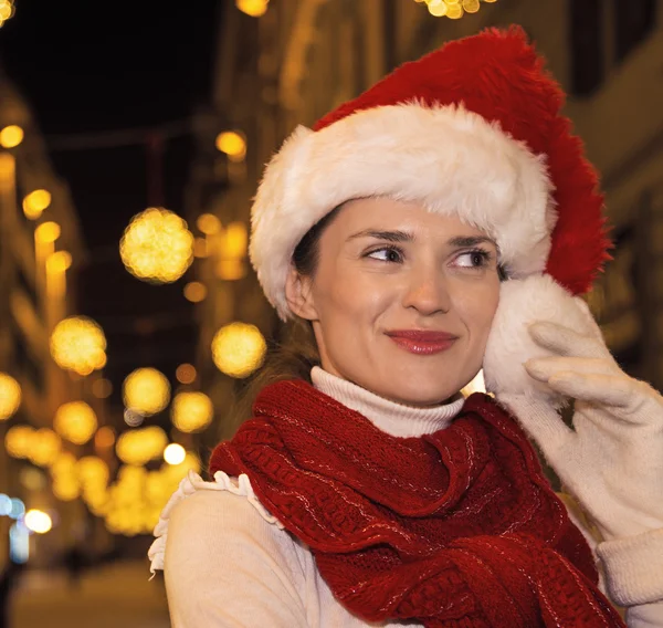 Glückliche Frau mit Weihnachtsmütze in florenz, italien schaut beiseite — Stockfoto