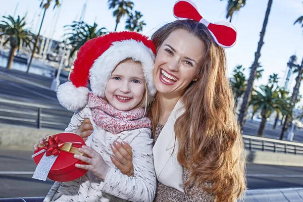 Feliz mãe e criança turistas em Barcelona com presente de Natal — Fotografia de Stock