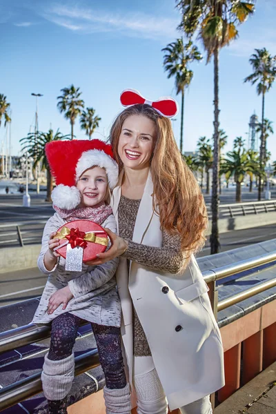 Mãe e filha viajantes mostrando caixa de presente de Natal — Fotografia de Stock