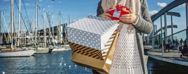 moda-satıcı ile Noel hediyesi kutu süt arıyorum
