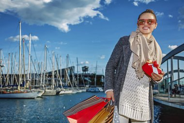 moda-satıcı ile Noel hediyesi kutu süt arıyorum