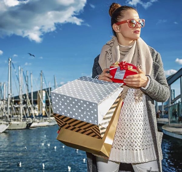 Moda-monger con caja de regalo de Navidad mirando en el distante — Foto de Stock