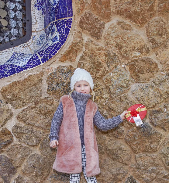 Κομψό παιδί στη Βαρκελώνη, Ισπανία προβολή χριστουγεννιάτικο δώρο — Φωτογραφία Αρχείου