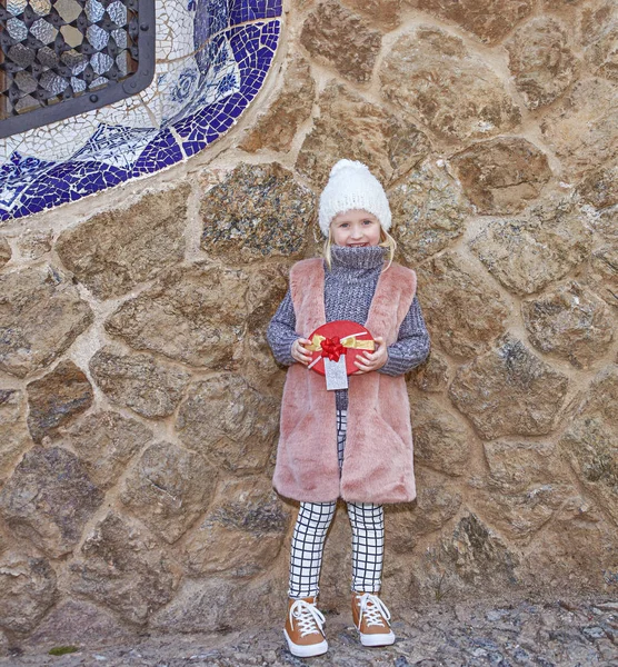 Happy elegant child in Barcelona, Spain holding Christmas gift — Stock Photo, Image