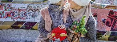 Anne ve kızı birbirine bakarak Guell Park gülümseyen