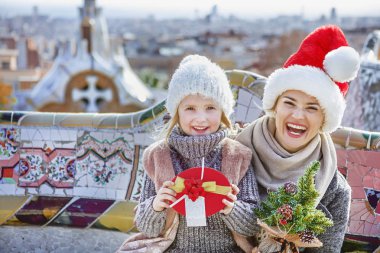 mutlu anne ve çocuk turist Guell Park Noel