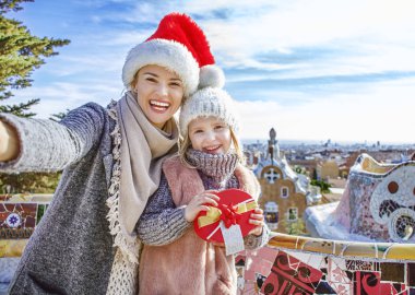 Anne ve kızı Guell Park Noel alarak selfie