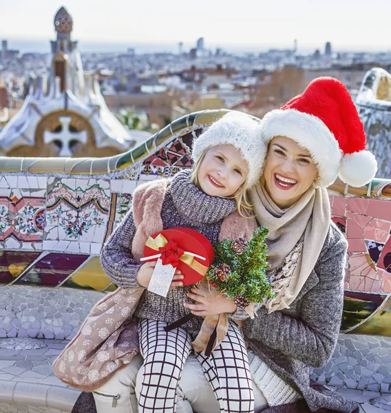 Lycklig mor och barn på Guell Park i Barcelona vid jul — Stockfoto