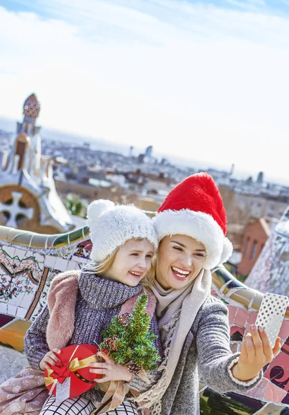 Mor och barn med mobiltelefon tar selfie på Guell Park — Stockfoto