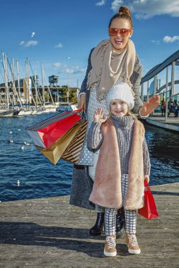 Anne ve kızı Barcelona alışveriş torbaları handwaving ile
