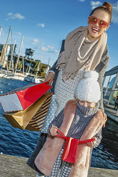 Gülümseyen zarif anne ve çocuk shopper Barcelona, İspanya — Stok fotoğraf