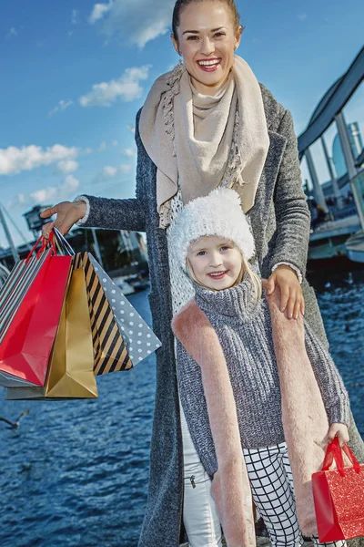 Usmívající se matka a dcera s nákupní tašky v Barceloně — Stock fotografie