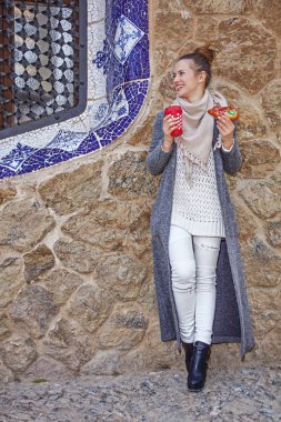 Noel bir kenara arıyorum, mutlu Gezgin kadın Guell Park