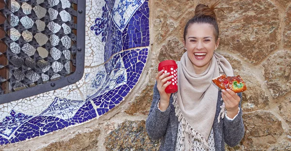Mujer turista sonriente en el Parque Guell en Barcelona en Navidad —  Fotos de Stock