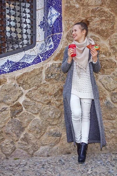 Happy traveller woman at Guell Park at Christmas looking aside — Stock Photo, Image