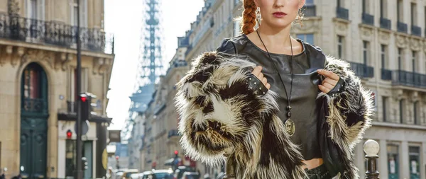 Detailní záběr na moderní žena v kožichu v Paříž, Francie — Stock fotografie