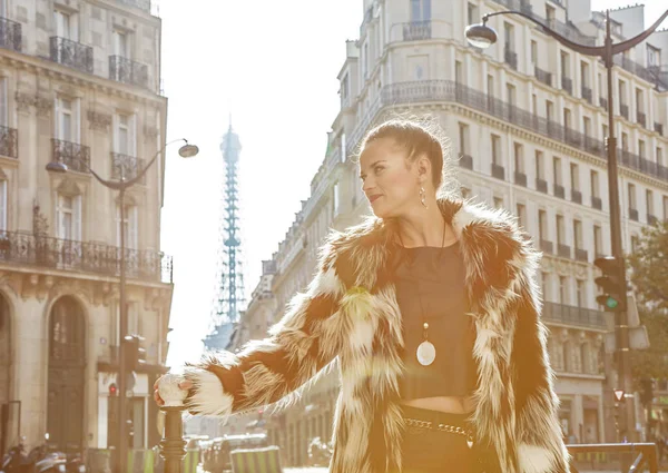 Moderne vrouw in bontjas in Parijs, Frankrijk op zoek naar afstand — Stockfoto