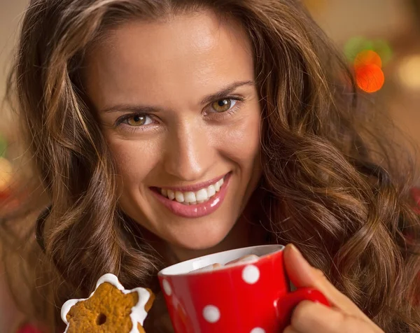Lachende jonge vrouw met een kopje warme chocolademelk en ch — Stockfoto
