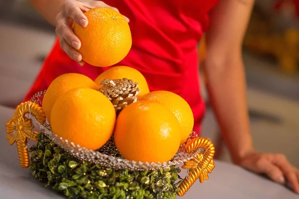 Close-up em jovem dona de casa tomando laranja — Fotografia de Stock