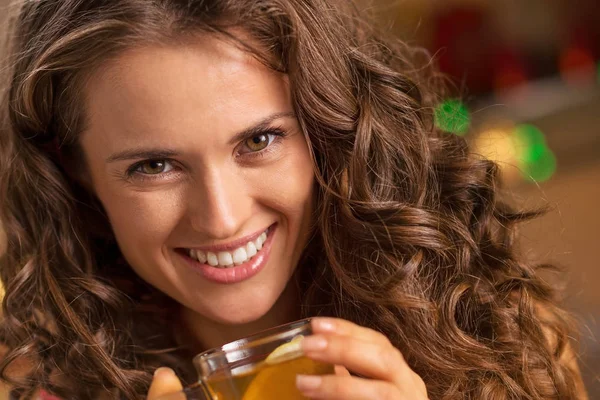 Jovem feliz com xícara de chá de gengibre — Fotografia de Stock