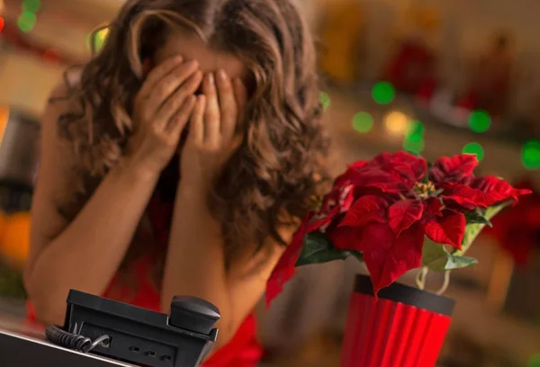 Mujer frustrada esperando una llamada en la cocina de Navidad — Foto de Stock