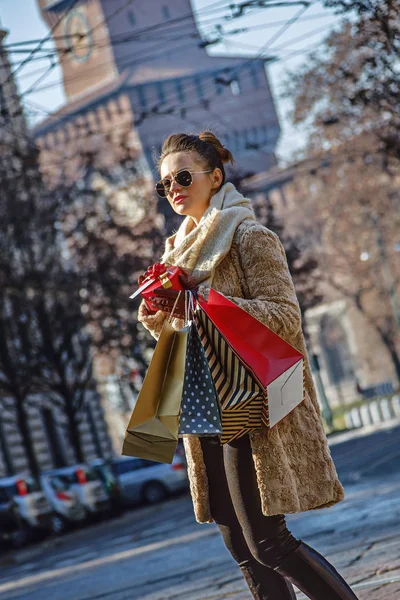 Современная туристическая женщина с сумками для покупок в Милане, Италия — стоковое фото