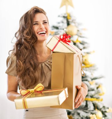 Noel hediyesi olan kadın portresi önünde kutuları