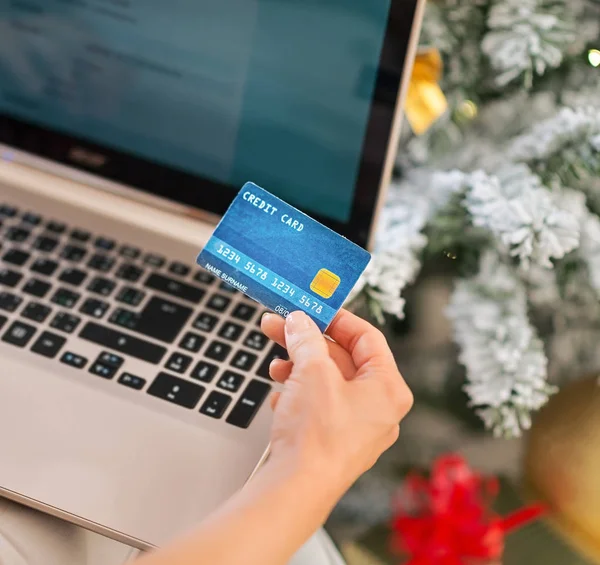 Primer plano de la mujer joven haciendo compras en línea cerca de Navidad tre — Foto de Stock