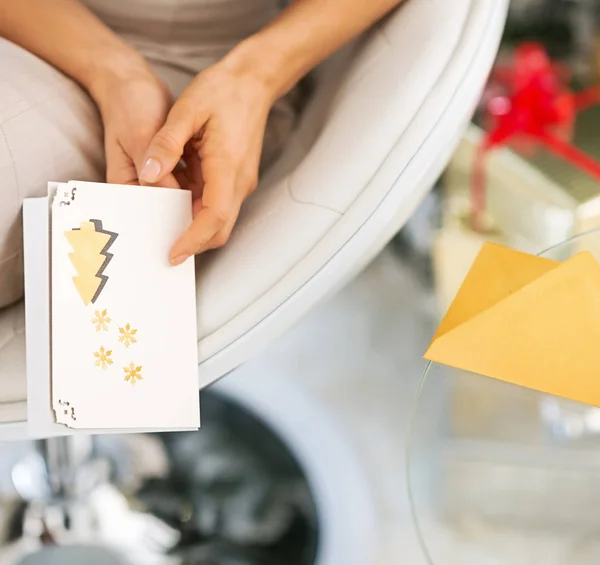 Gros plan sur une jeune femme tenant une carte postale de Noël — Photo