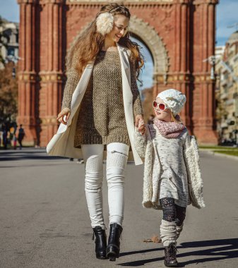 mutlu modern anne ve çocuk Barselona, İspanya, yürüyüş