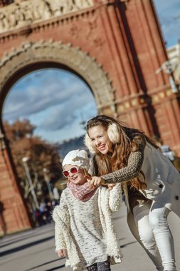 bir şey üzerinde çocuğun Arc de Triomf yanında işaret eden anne