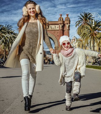 Anne ve kızı Barcelona yürüme Arc de Triomf yakın: