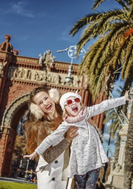 Anne ve kızı yakınındaki Arc de Triomf eğleniyor zaman