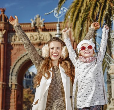 Anne ve çocuk Arc de Triomf Barcelona sevinç içinde yakın: