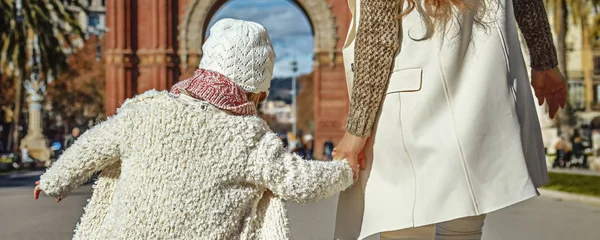 Moderne moeder en dochter in Barcelona, Spanje-wandelen — Stockfoto