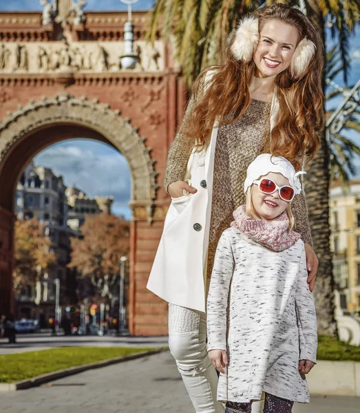 mutlu anne ve kızı yakınındaki Arc de Triomf Barcelona, İspanya