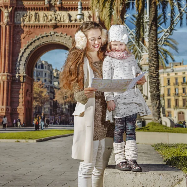 Mãe e filho perto do Arco do Triunfo em Barcelona olhando para o mapa — Fotografia de Stock